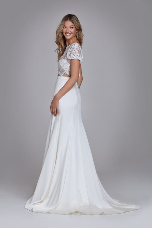 IRIS lace top with rose lace motive, boat neckline and puffy cap sleeves 