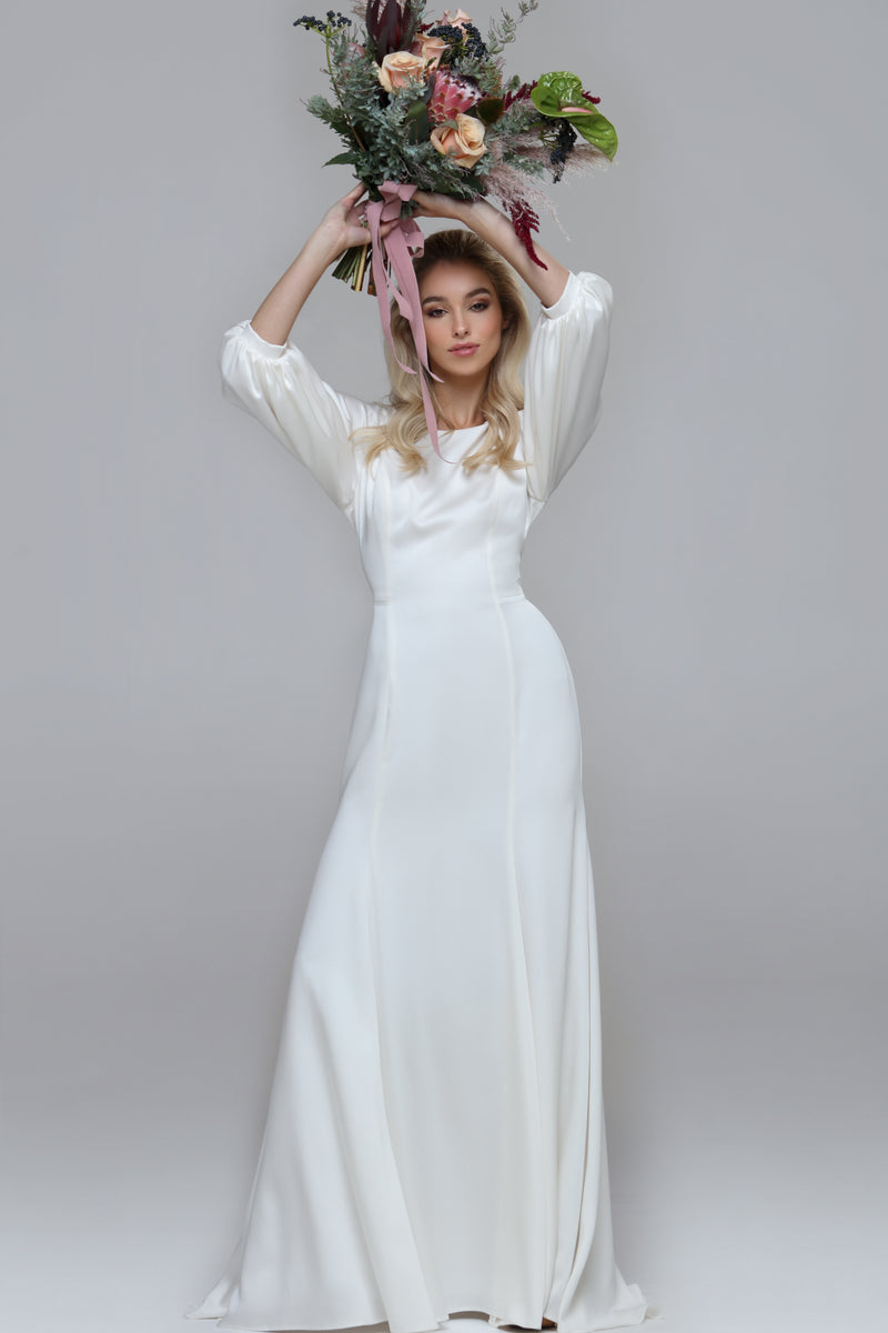 Satin wedding dress PETIT. Boat neckline, V-back with puffy sleeves. Mermaid fit with big volume at bottom.