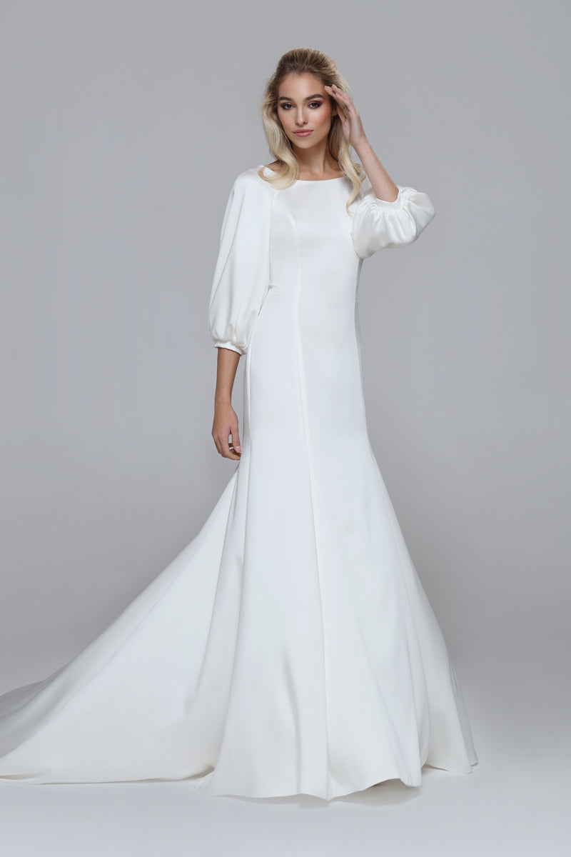 Satin wedding dress PETIT. Boat neckline, V-back with puffy sleeves. Mermaid fit with big volume at bottom.